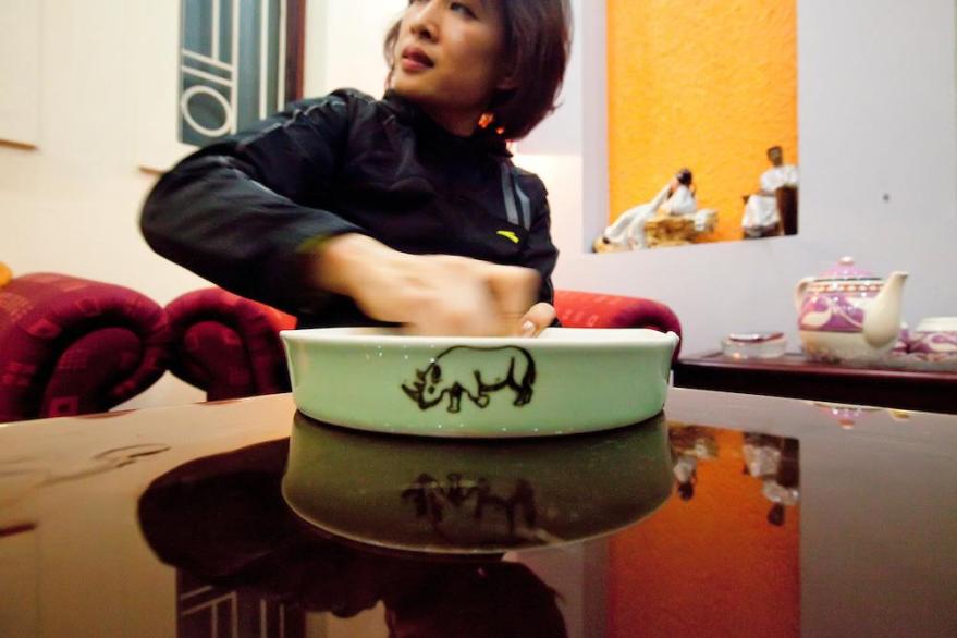 Grinding rhino horn to power. (Photo: Justinmott.Photoshelter.com)