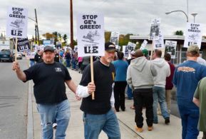 workers picket